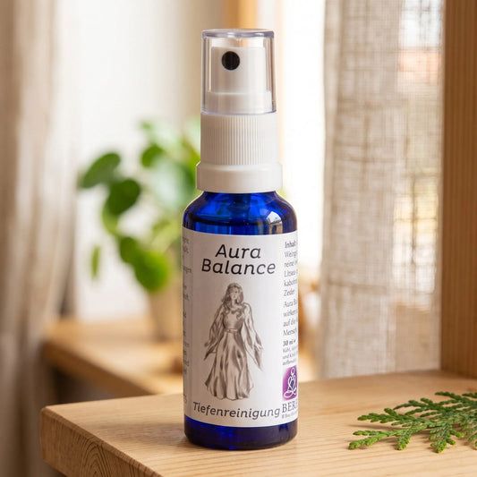 Energiespray Tiefenreinigung (Aura Balance): Sprühflasche auf einem hellen Holzregal am Fenster mit Leinenvorhang, daneben ein Zedernzweig