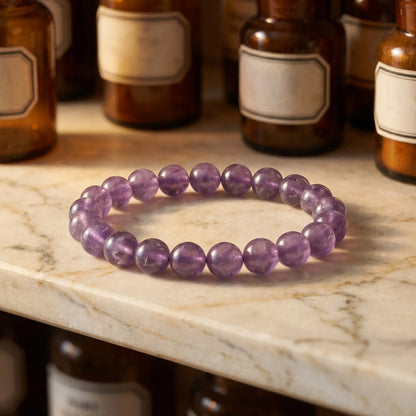 Amethyst Armband – violettes Edelstein-Kugelarmband (8 mm) auf Marmorablage im Apotheker-Stil