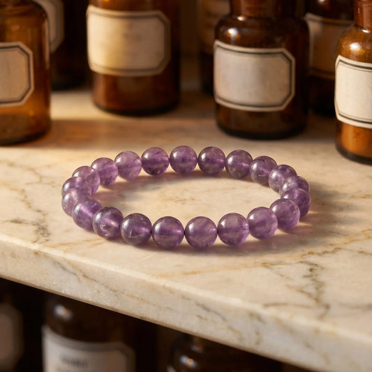 Amethyst Armband – violettes Edelstein-Kugelarmband (8 mm) auf Marmorablage im Apotheker-Stil