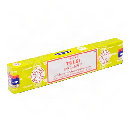 Satya Tulsi Räucherstäbchen, 15-g-Packung, freigestellt auf Weiß