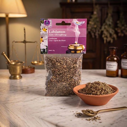 Labdanum-Blätter (Cistus), sortenreines Räucherwerk von Berk, 10 g: Packung auf der Marmortheke einer alten Apotheke am Abend, daneben eine Terracottaschale mit zerkleinerten Labdanum-Blättern und ein Messinglöffel – Spirit of Gaia