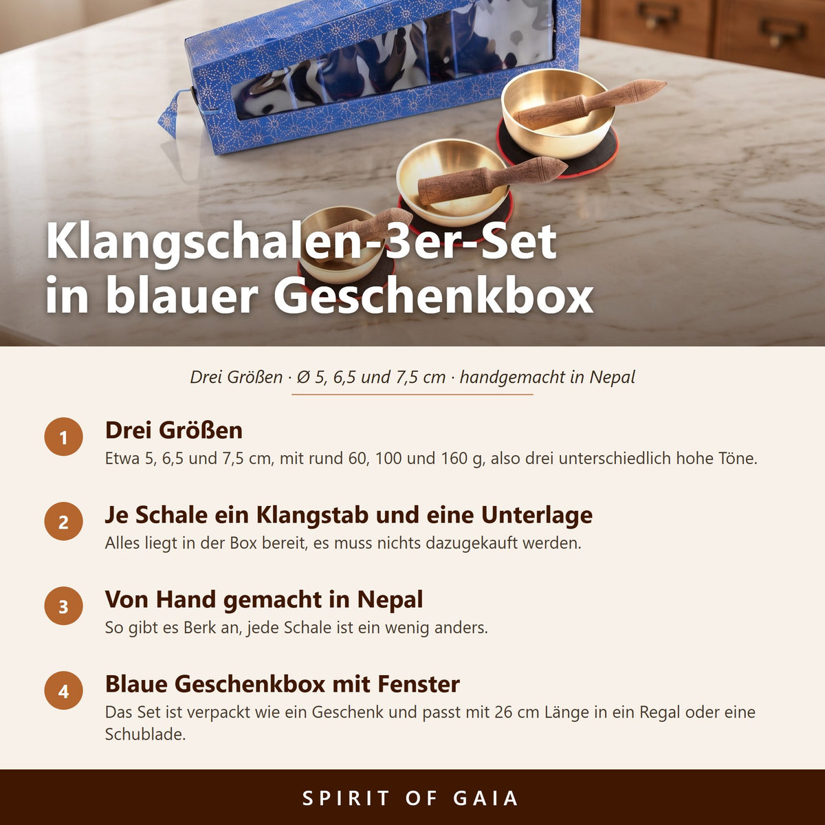 Übersicht zum Klangschalen-3er-Set: drei Größen von 5 bis 7,5 cm, je ein Klangstab und eine Unterlage, blaue Geschenkbox