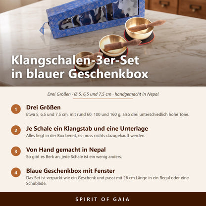 Übersicht zum Klangschalen-3er-Set: drei Größen von 5 bis 7,5 cm, je ein Klangstab und eine Unterlage, blaue Geschenkbox