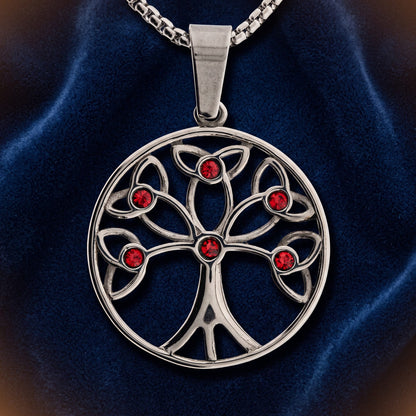 Yggdrasil Anhänger aus Edelstahl mit sechs roten Glassteinchen, an Kette auf dunkelblauem Samt