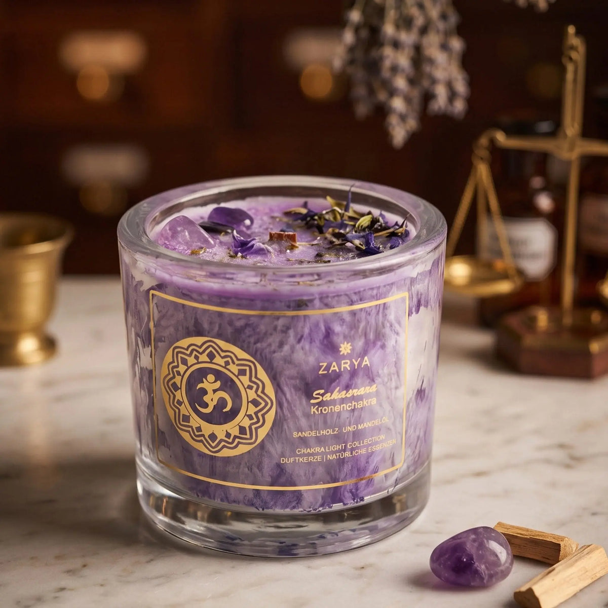 Chakra-Kerze Kronenchakra Sahasrara mit Amethyst, Duft Sandelholz und Mandel: Kerze im Glas auf der Marmortheke einer alten Apotheke am Abend, daneben ein Amethyst und zwei Stücke Sandelholz – Spirit of Gaia