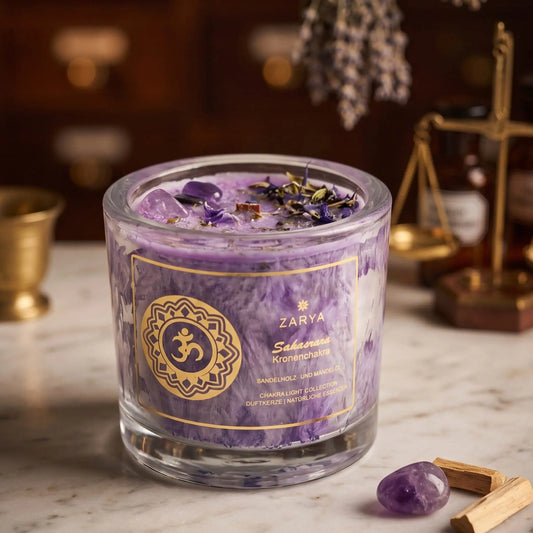 Chakra-Kerze Kronenchakra Sahasrara mit Amethyst, Duft Sandelholz und Mandel: Kerze im Glas auf der Marmortheke einer alten Apotheke am Abend, daneben ein Amethyst und zwei Stücke Sandelholz – Spirit of Gaia
