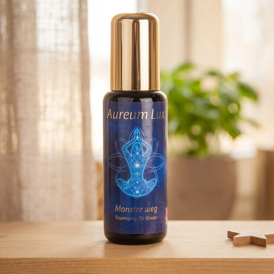 Raumspray für Kinder Aureum Lux Monster weg: Sprühflasche auf einem hellen Holzregal am Fenster mit Leinenvorhang, daneben ein Holzstern