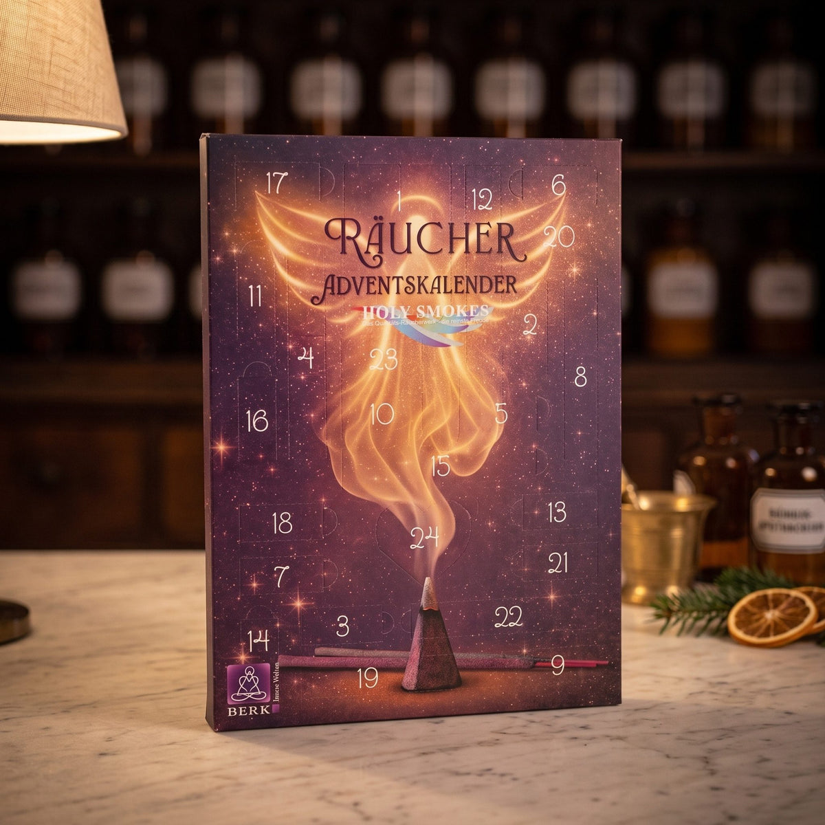Räucher-Adventskalender Holy Smokes von Berk: violetter Kalender mit goldenem Lichtengel und 24 Türchen auf der Marmortheke einer Apotheke am Abend