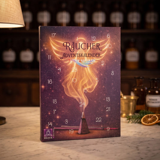 Räucher-Adventskalender Holy Smokes von Berk: violetter Kalender mit goldenem Lichtengel und 24 Türchen auf der Marmortheke einer Apotheke am Abend