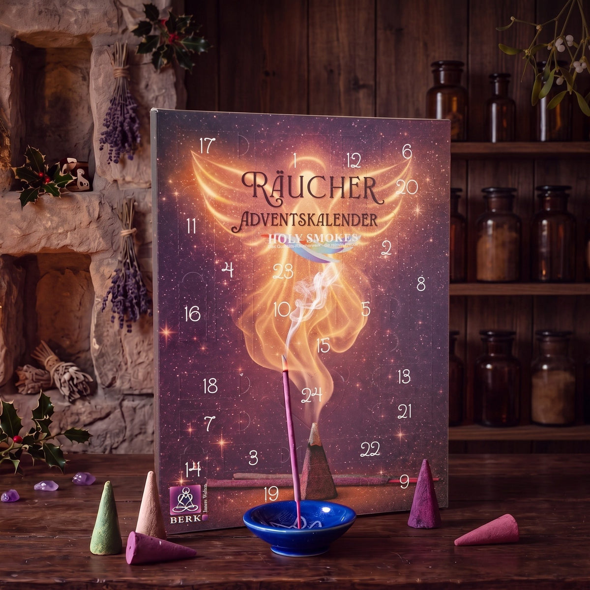 Der Kalender auf einem dunklen Holztisch, davor bunte Räucherkegel und eine blaue Keramikschale mit glimmendem Räucherstäbchen