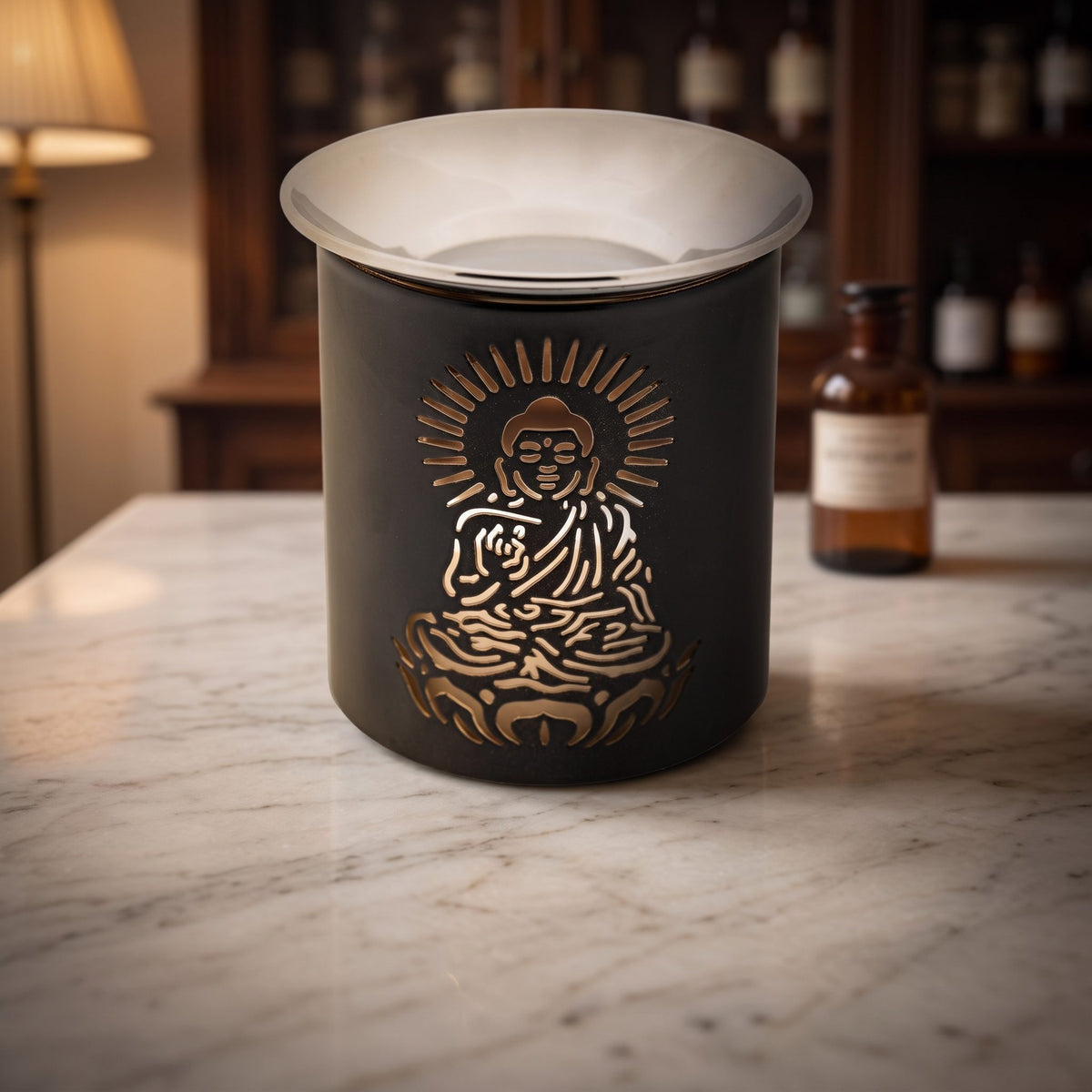 Räuchergefäß Buddha aus schwarzem Eisen mit Edelstahlschale auf der Marmortheke einer Apotheke am Abend