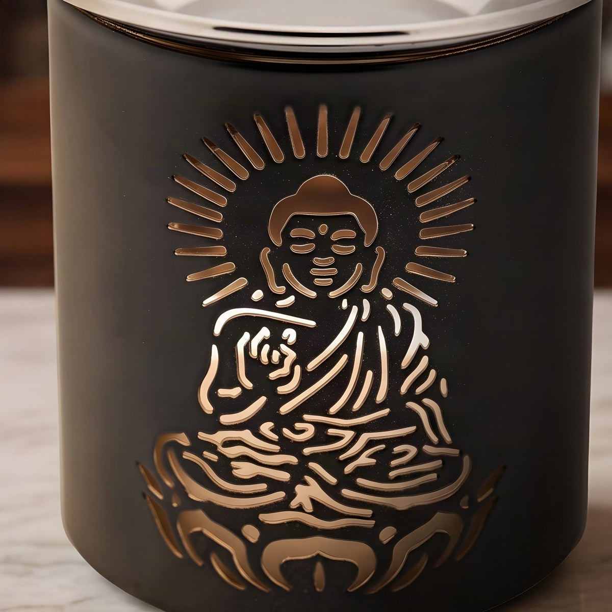 Nahaufnahme des ausgestanzten Buddha mit Strahlenkranz und Lotussockel in der schwarzen Wand