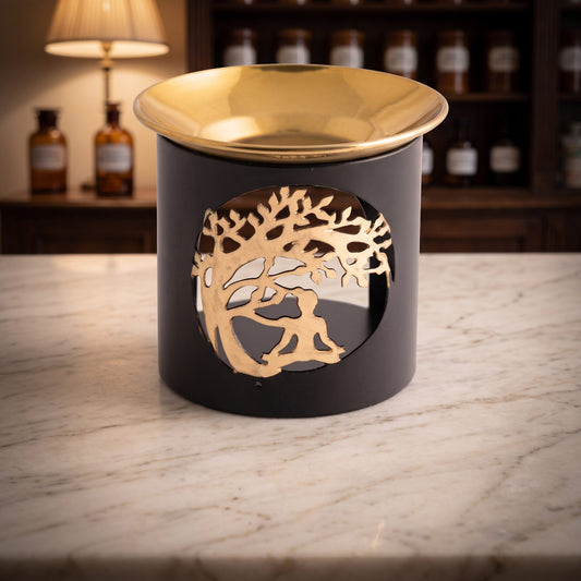 Räuchergefäß Buddha unterm Bodhibaum aus schwarzem Eisen mit goldener Edelstahlschale auf der Marmortheke einer Apotheke am Abend