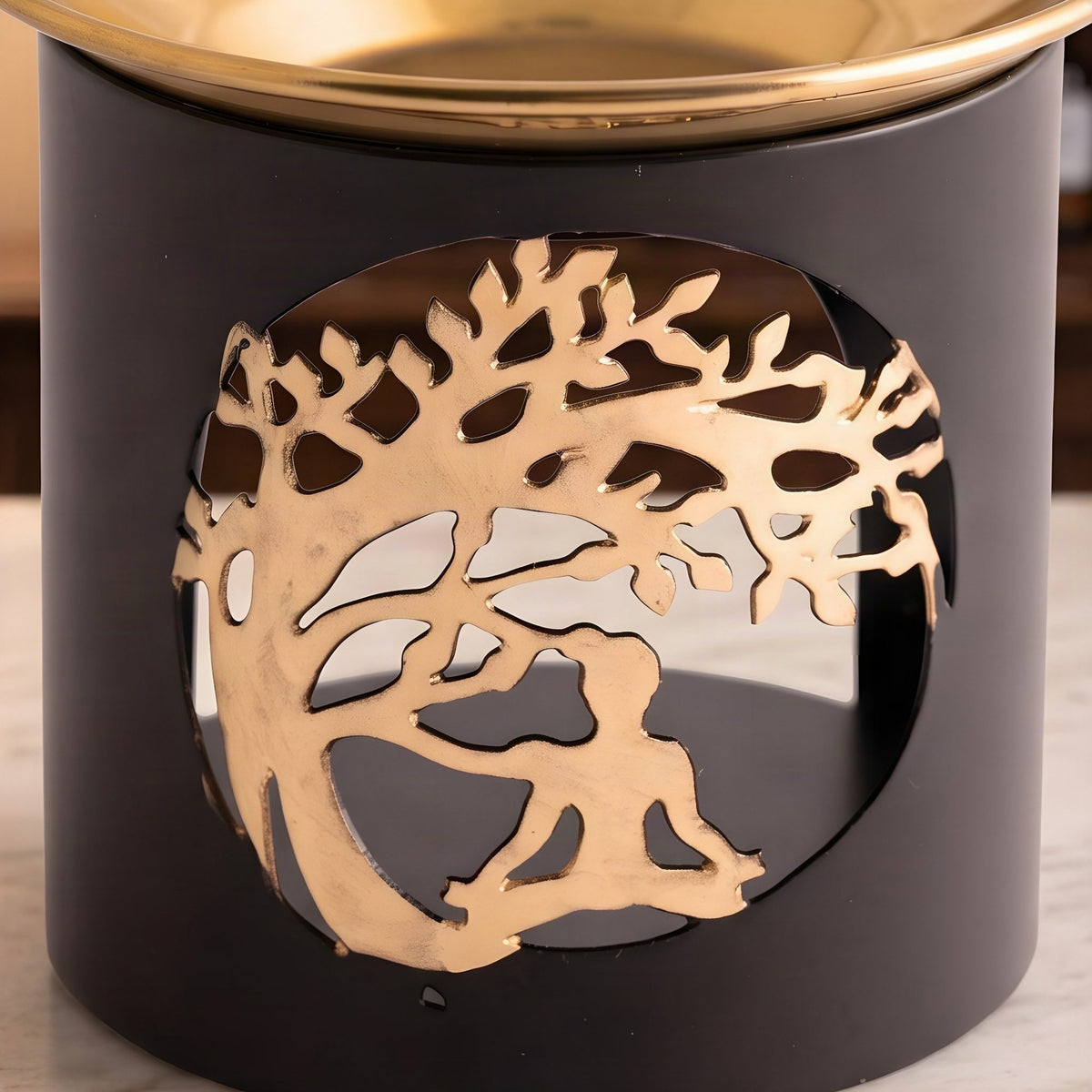 Nahaufnahme des runden Fensters mit goldenem Baum und meditierender Figur