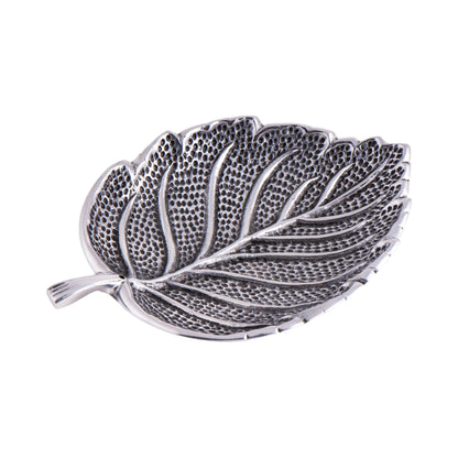 Räucherstäbchenhalter Blatt silber, freigestellt auf weißem Grund