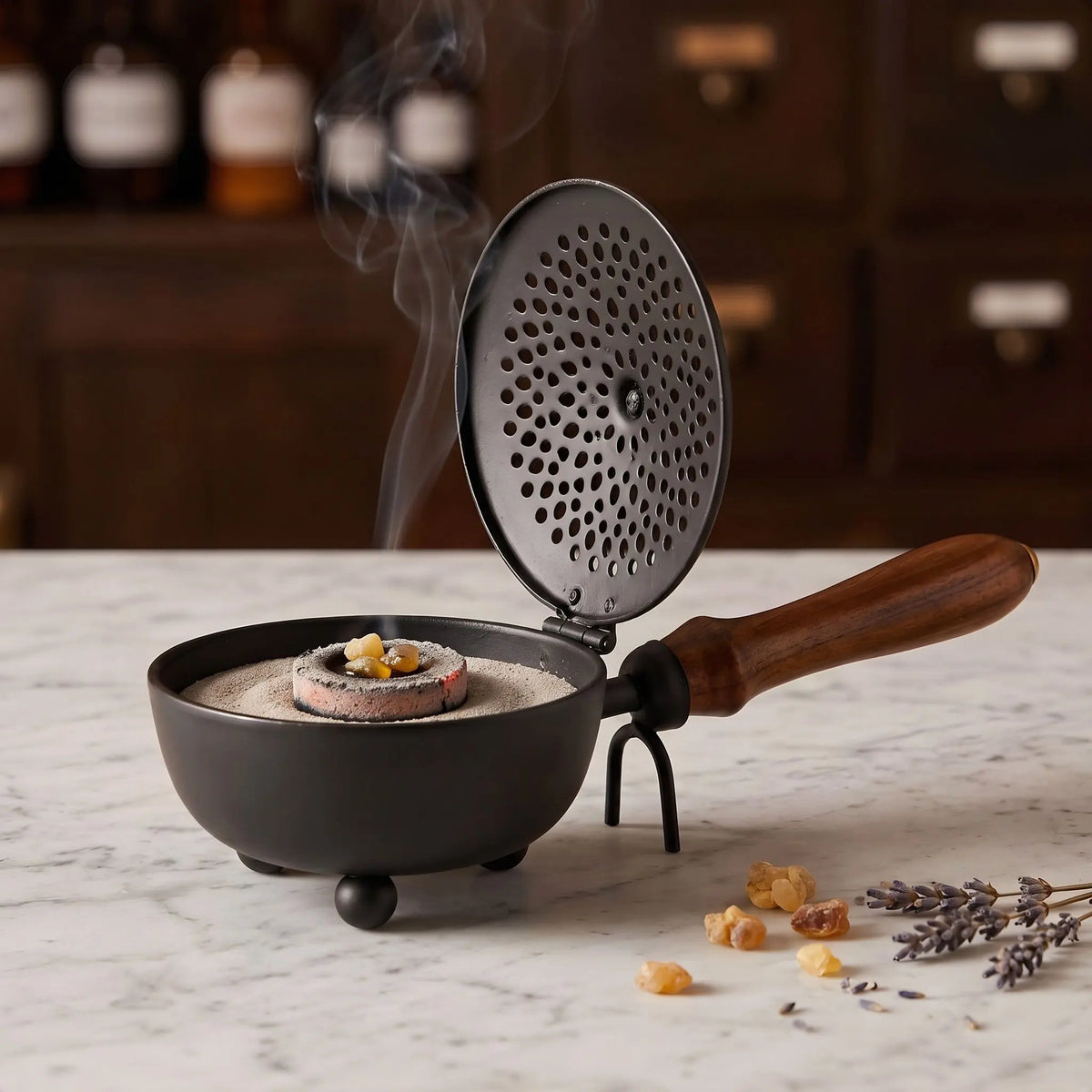 Räuchergefäß Amon in Benutzung: Räuchersand, glühende Kohle und Harz in der geöffneten Schale
