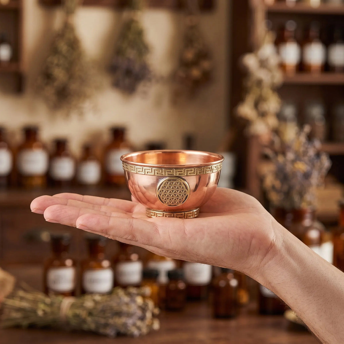 Kupferne Räucherschale mit drei Messingmedaillons Blume des Lebens und Mäanderbändern – in der Hand gehalten