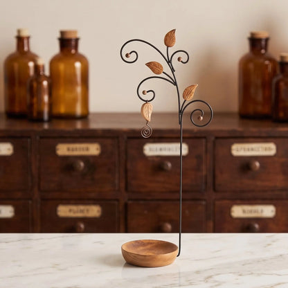Hängender Räucherstäbchenhalter Elfenwald aus Mangoholz mit Metallgestänge und Holzschale – auf der Marmortheke vor dem Apothekerschrank