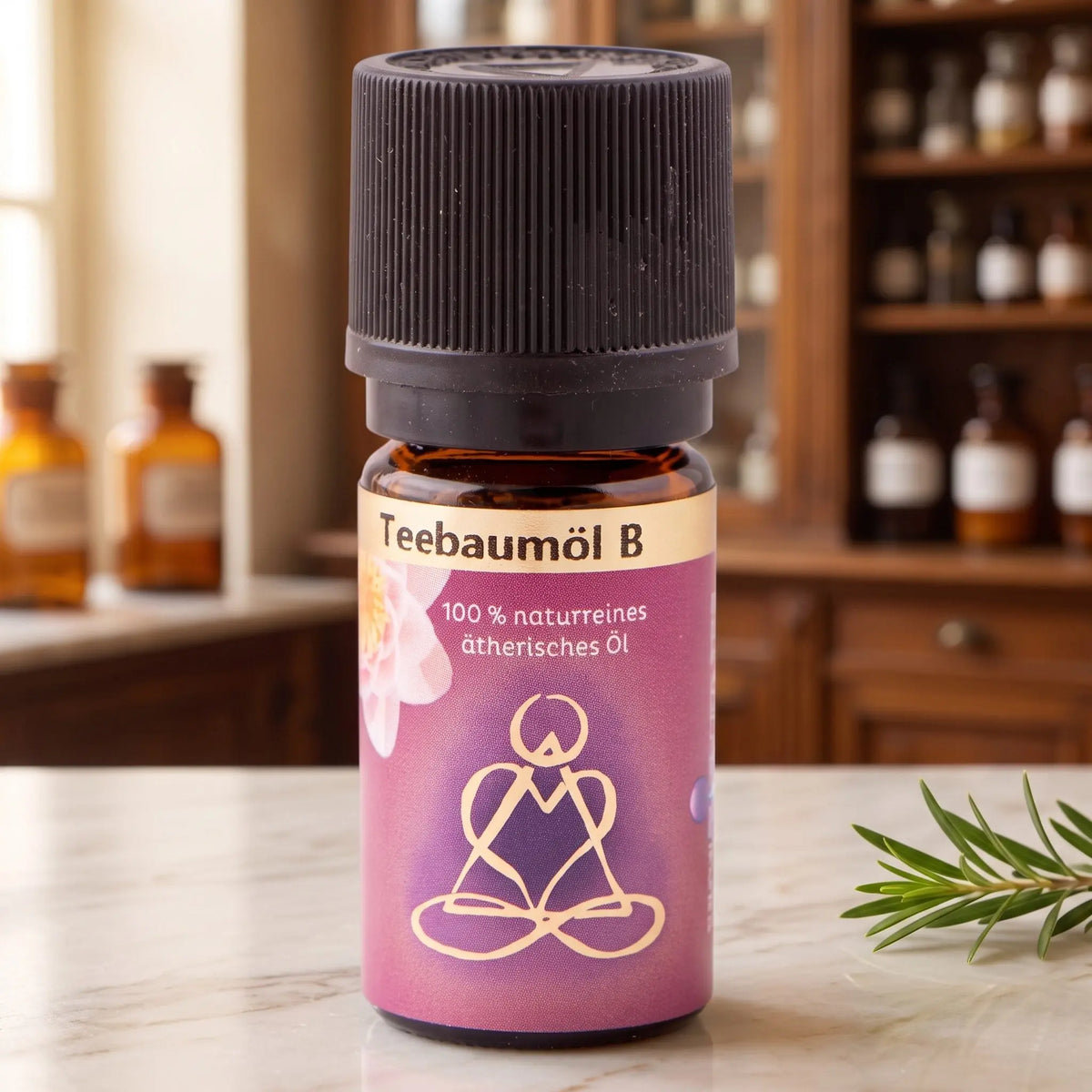 Ätherisches Öl Teebaum: Fläschchen aus Braunglas auf Marmortheke vor Apothekerschrank, daneben ein Teebaumzweig – Spirit of Gaia