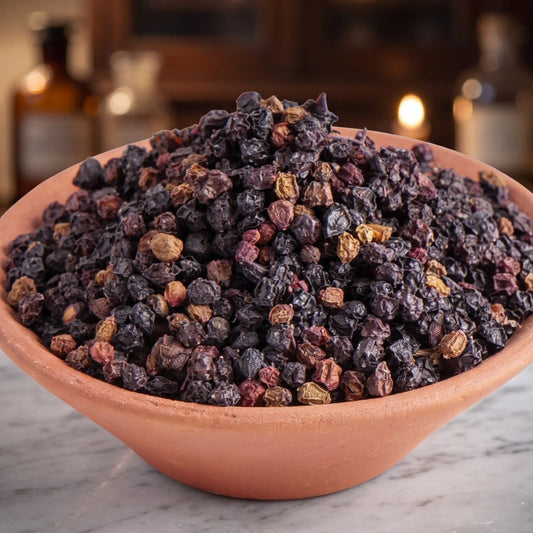Holunderbeeren, sortenreines Räucherwerk von Berk, 30 g: Nahaufnahme der Terracottaschale mit getrockneten schwarzvioletten Holunderbeeren vor der warmen, unscharfen Abendapotheke – Spirit of Gaia