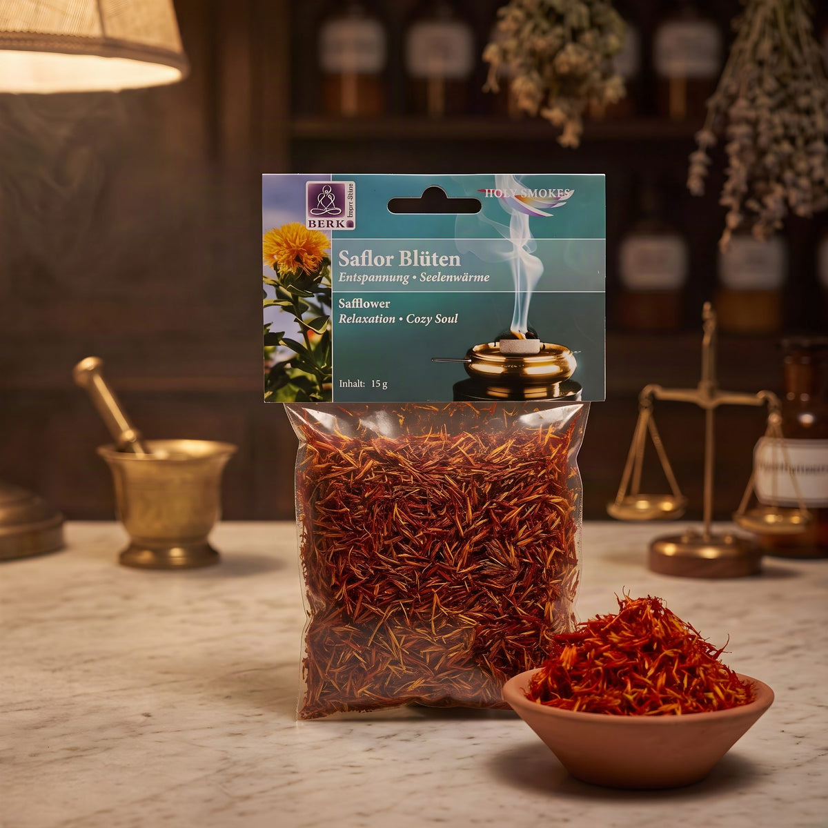 Saflorblüten von Berk: Tüte mit türkisem Kartonkopf und orangeroten Blütenfäden auf der Marmortheke einer Apotheke am Abend, daneben eine Terracottaschale mit Saflorblüten