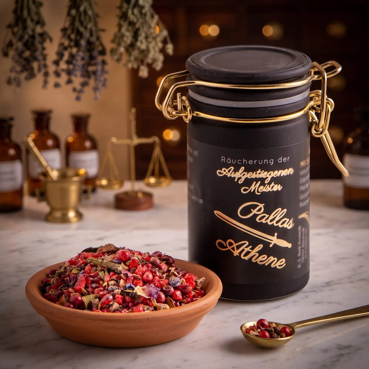 Pallas Athene, Räuchermischung der Reihe Aufgestiegene Meister von Berk, 60 ml im schwarzen Bügelglas: Glas auf der Marmortheke einer alten Apotheke am Abend, davor eine Terracottaschale mit der losen Mischung und ein Messinglöffel – Spirit of Gaia