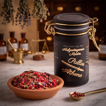 Pallas Athene, Räuchermischung der Reihe Aufgestiegene Meister von Berk, 60 ml im schwarzen Bügelglas: Glas auf der Marmortheke einer alten Apotheke am Abend, davor eine Terracottaschale mit der losen Mischung und ein Messinglöffel – Spirit of Gaia