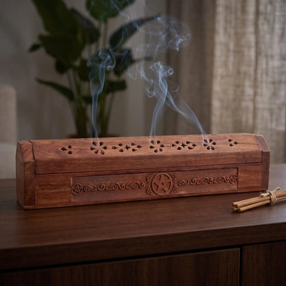 Kistchen/Halter Räucherstäbchen Pentagramm in Benutzung mit feinem Rauch auf einem dunklen Holz-Sideboard am Abend