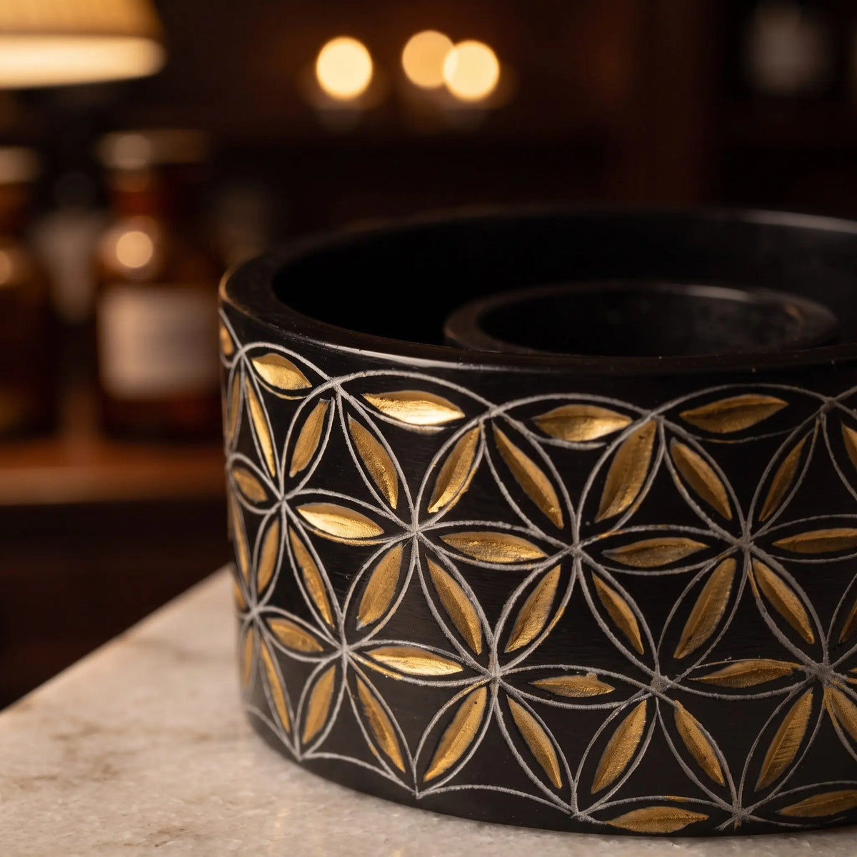 Detail der Smudge Bowl Blume des Lebens: goldene Blütenblätter auf Schwarz und der Ring in der Mitte