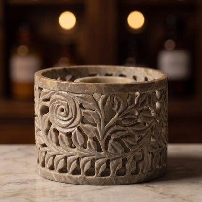 Detail der Smudge Bowl Yara groß: durchbrochene Rosenranken und der Ring in der Mitte
