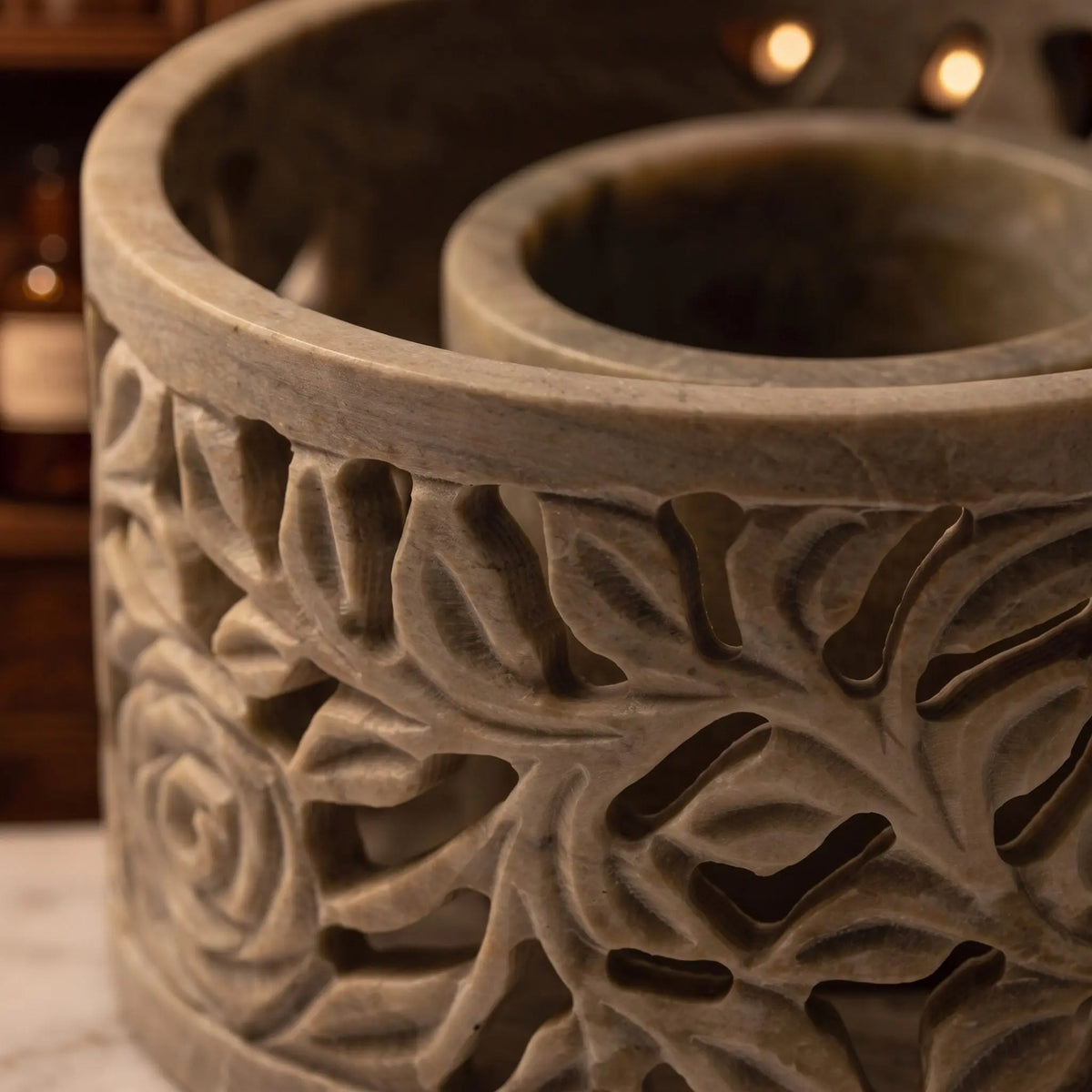 Detail der Smudge Bowl Yara: durchbrochene Rosenranken in der Wand und der Ring in der Mitte für das Räucherbündel