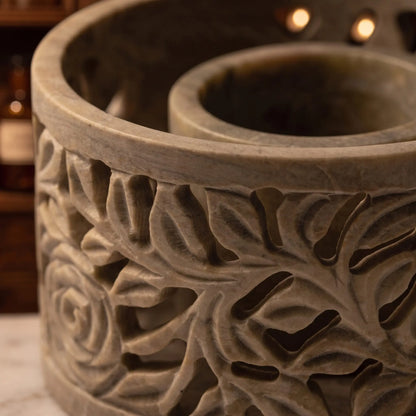 Detail der Smudge Bowl Yara: durchbrochene Rosenranken in der Wand und der Ring in der Mitte für das Räucherbündel