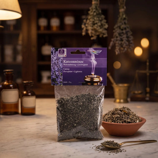 Katzenminze, sortenreines Räucherwerk von Berk, 25 g: Packung auf der Marmortheke einer alten Apotheke am Abend, daneben eine Terracottaschale mit geschnittener Katzenminze und ein Messinglöffel – Spirit of Gaia