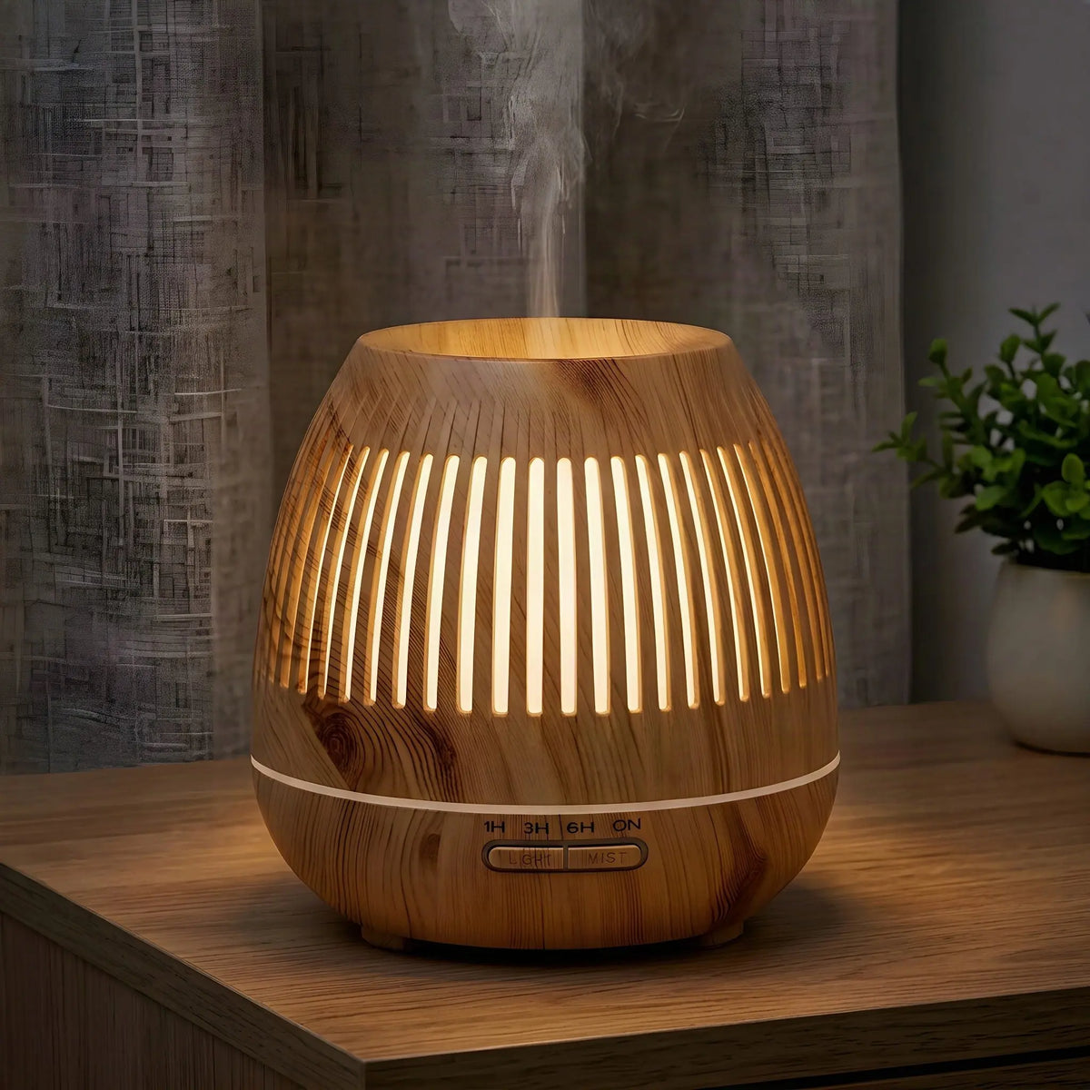 Aroma Diffuser Gaia leuchtet am Abend, das Licht fällt in Streifen durch die Schlitze, Nebel steigt auf