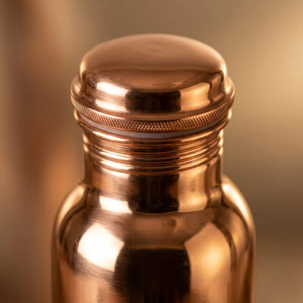 Makro des Kupfer-Kuppeldeckels und der spiegelglatt polierten Oberfläche der Trinkflasche