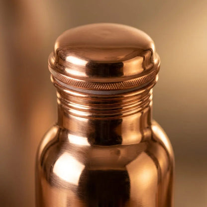 Makro des Kupfer-Kuppeldeckels und der spiegelglatt polierten Oberfläche der Trinkflasche