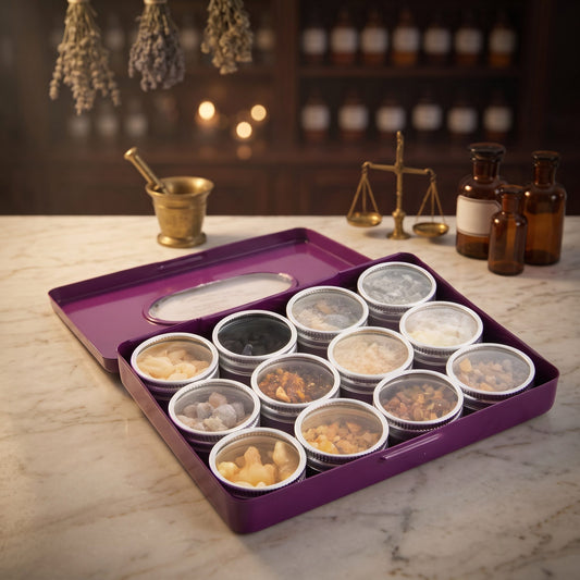 Räucherharze Set von Berk, Inhalt: zwölf Döschen mit reinen Harzen – Styrax, Olibanum Eritrea, Bernstein, Benzoe Siam, Burgunderharz, Copal Kongo, schwarzer Copal, Dammar, Myrrhe, Opoponax, Sandarak und Guggul – in der geöffneten Metallbox – Spirit of Gaia