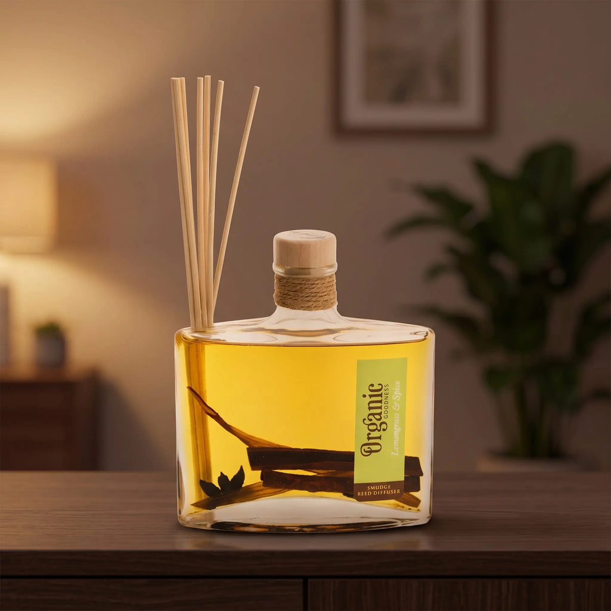 Reed Diffuser Zitronengras und Gewürze am Abend auf einem Sideboard, die Schilfrohrstäbchen aufgefächert