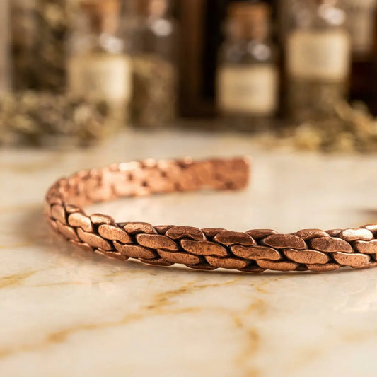 Makro der feinen Flechtung des Kupferarmreifs