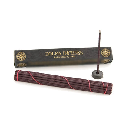 Tibetische Räucherstäbchen Dolma Incense von Berk, Schachtel mit Stäbchenbündel und Halter freigestellt auf weißem Grund