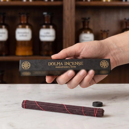 Größenvergleich: eine Hand hält die längliche Schachtel der tibetischen Räucherstäbchen Dolma Incense von Berk
