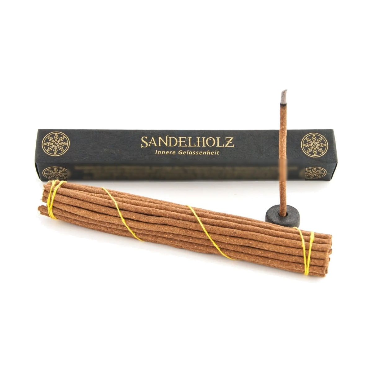 Tibetische Räucherstäbchen Sandelholz von Berk, Schachtel mit Stäbchenbündel und Halter freigestellt auf weißem Grund