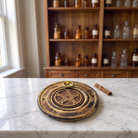Räucherstäbchen-/Weihrauchkegelhalter Pentagramm auf einer Marmortheke vor einem Apothekerschrank – Spirit of Gaia