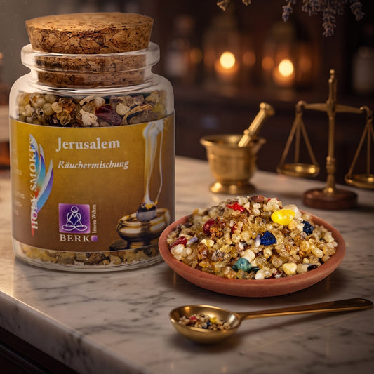 Jerusalem, Harzmischung von Berk, 60 ml im Korkglas: Korkglas auf der Marmortheke einer alten Apotheke am Abend, daneben eine Terracottaschale mit einer hellgoldenen Harzmischung mit bunten Harztropfen und ein Messinglöffel – Spirit of Gaia