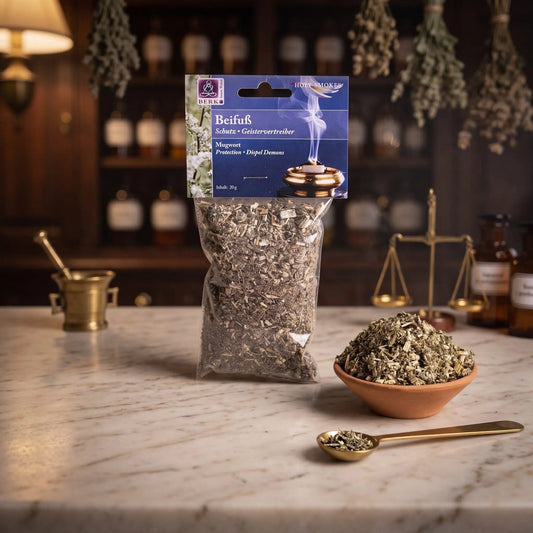 Beifußkraut, sortenreines Räucherwerk von Berk, 20 g: Packung auf der Marmortheke einer alten Apotheke am Abend, daneben eine Terracottaschale mit geschnittenem Beifußkraut und ein Messinglöffel – Spirit of Gaia