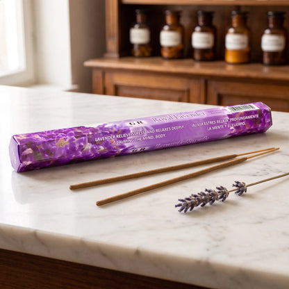 GR Royal Lavender Räucherstäbchen: Sechseck-Packung auf einer Marmortheke vor einem Apothekerschrank, daneben zwei lose Räucherstäbchen – Spirit of Gaia