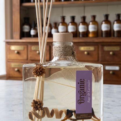 Flaschenhals des Reed Diffusers Salbei und Lavendel aus der Nähe: Holzstopfen, Jutekordel, Schilfrohrstäbchen und das Blattskelett im Öl