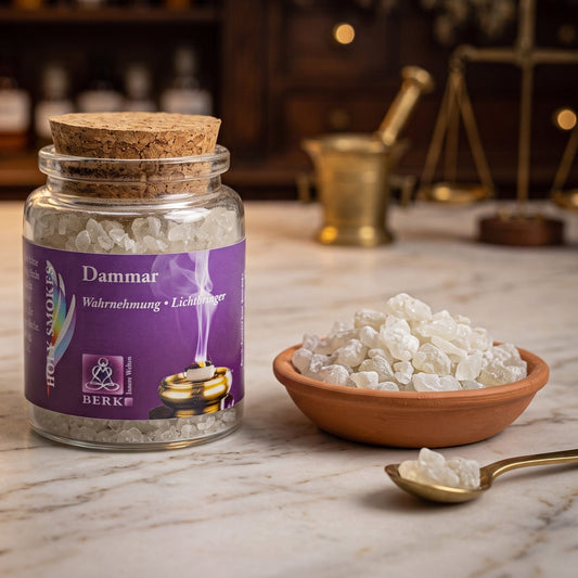 Dammar weiß, reines Räucherharz von Berk, 60 ml im Korkglas: Korkglas auf der Marmortheke einer alten Apotheke am Abend, daneben eine Terracottaschale mit klaren, fast farblosen Dammarkristallen und ein Messinglöffel – Spirit of Gaia