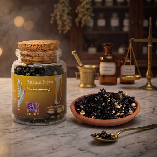 Aurum Nero, Harzmischung von Berk, 60 ml im Korkglas: Korkglas auf der Marmortheke einer alten Apotheke am Abend, daneben eine Terracottaschale mit schwarzen Harzkörnern mit goldenen Stücken und ein Messinglöffel – Spirit of Gaia