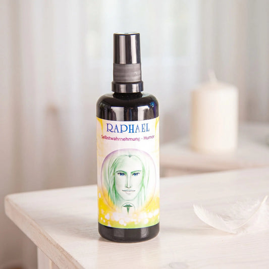 Seraphim Engel-Essenz Raphael: Sprühflasche auf einem weißen Beistelltisch in einem hellen Raum, daneben eine weiße Feder